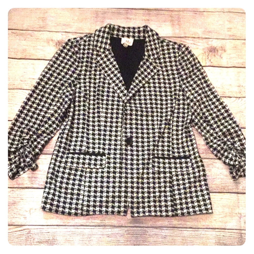 Houndstooth pattern blazer.